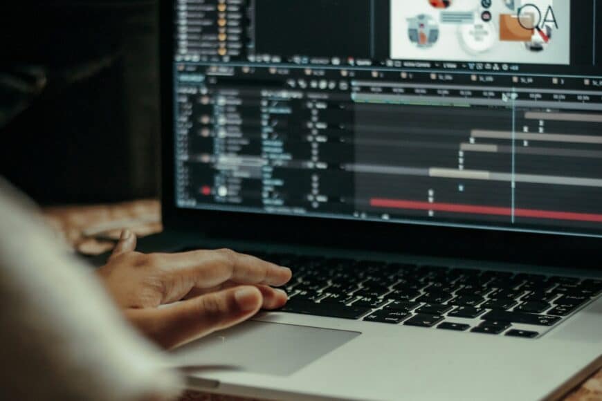 Підліток монтує відео та створює анімацію в After Effects на комп'ютері