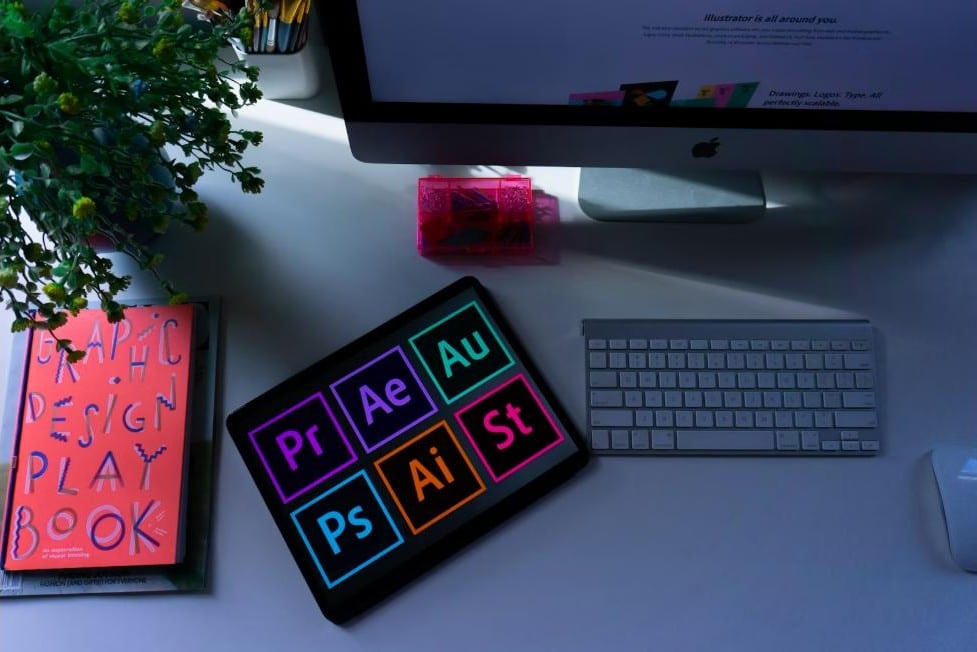 Робоче місце дизайнера з іконками програм Adobe Photoshop, Illustrator та After Effects